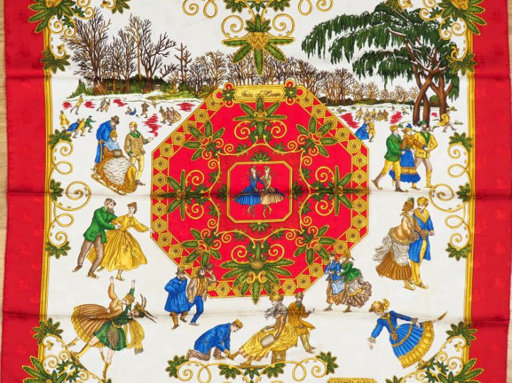 HERMES Carré en soie "Joies d'Hiver", dans sa boîte.
