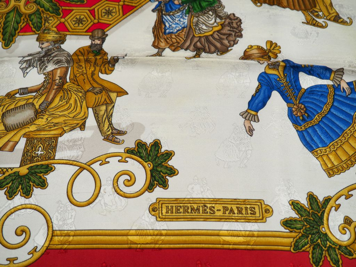 HERMES Carré en soie "Joies d'Hiver", dans sa boîte.