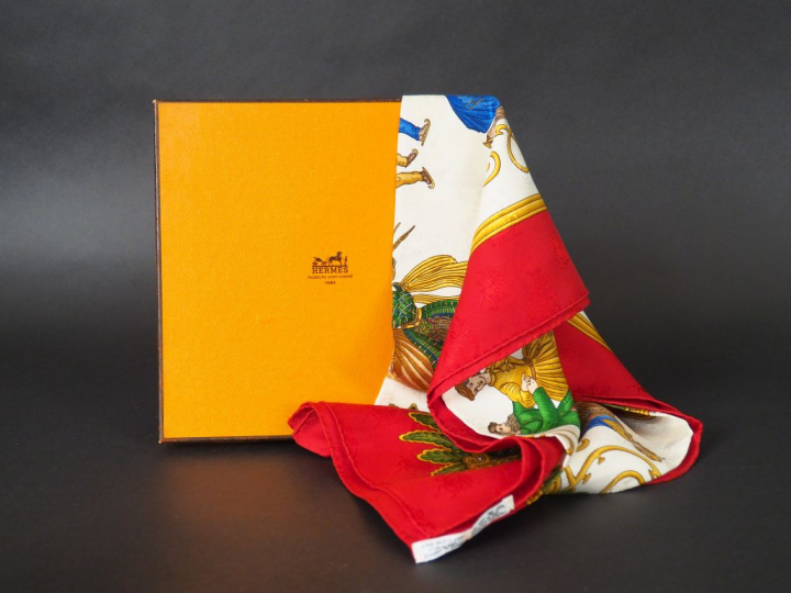 HERMES Carré en soie "Joies d'Hiver", dans sa boîte.