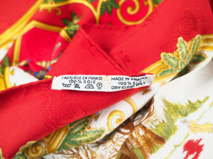 HERMES Carré en soie "Joies d'Hiver", dans sa boîte.