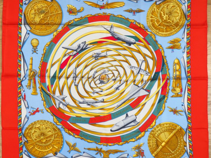 HERMES Carré en soie " Rêves d'espace", dans sa boîte. Signé M.Duchene