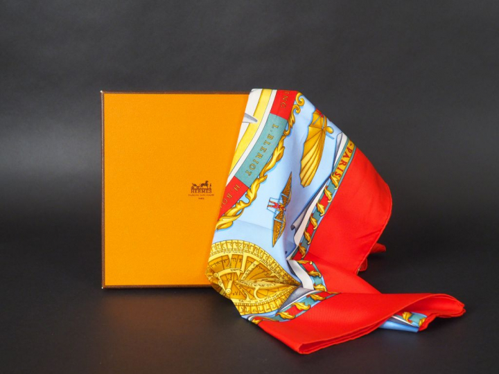 HERMES Carré en soie " Rêves d'espace", dans sa boîte. Signé M.Duchene