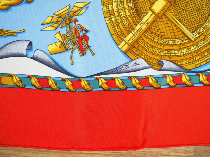 HERMES Carré en soie " Rêves d'espace", dans sa boîte. Signé M.Duchene