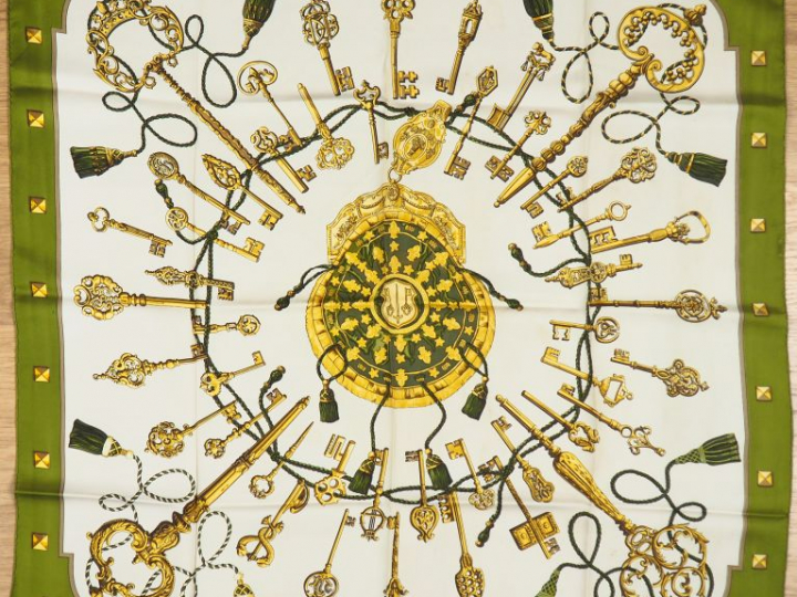 HERMES Carré en soie "Les Clefs", dans sa boîte. Carré sans étiquette.