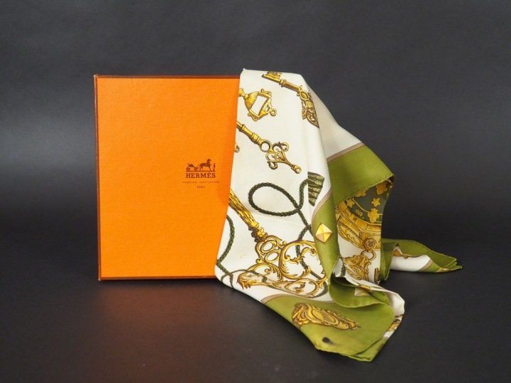 HERMES Carré en soie "Les Clefs", dans sa boîte. Carré sans étiquette.
