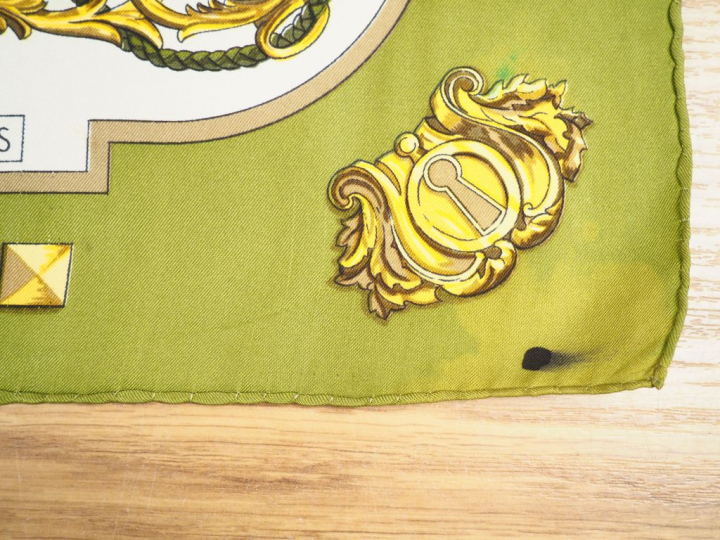 HERMES Carré en soie "Les Clefs", dans sa boîte. Carré sans étiquette.