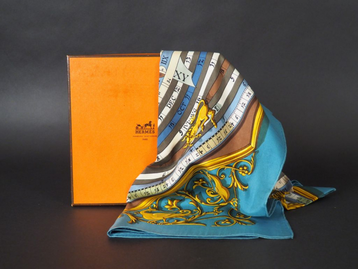 HERMES Carré en soie "Dies et Hore", dans sa boîte. Signé F.Faconnet. 