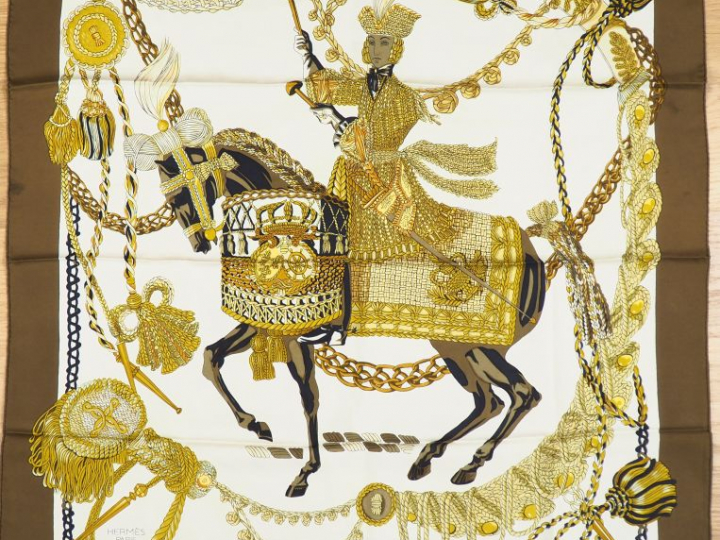 HERMES Carré en soie "Le Timbalier", dans sa boîte. Carré sans étiquet