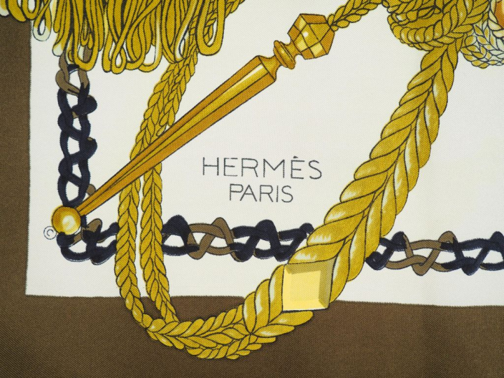 HERMES Carré en soie "Le Timbalier", dans sa boîte. Carré sans étiquet