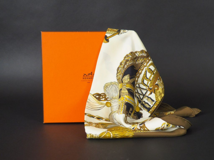 HERMES Carré en soie "Le Timbalier", dans sa boîte. Carré sans étiquet