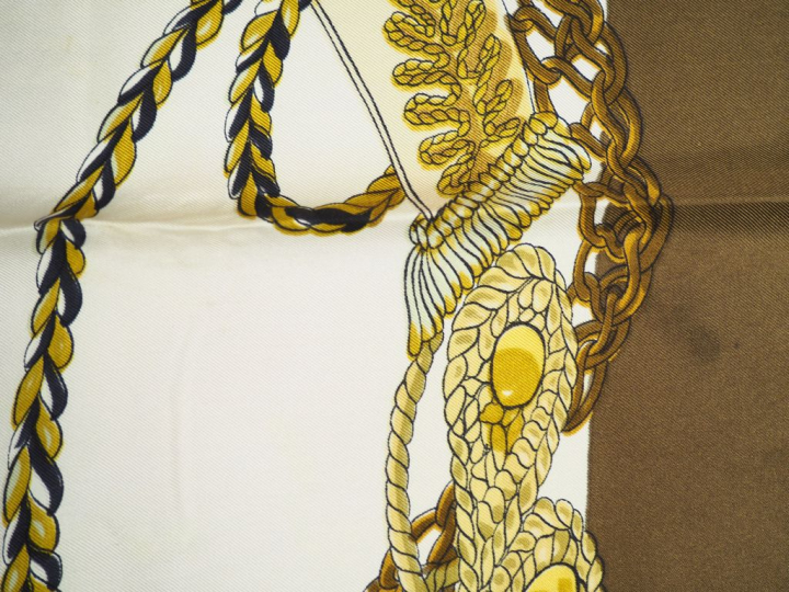 HERMES Carré en soie "Le Timbalier", dans sa boîte. Carré sans étiquet