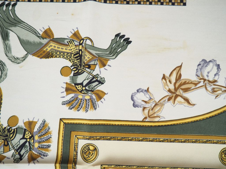 HERMES Carré en soie " Harnais Français Premier Empire", dans sa boîte