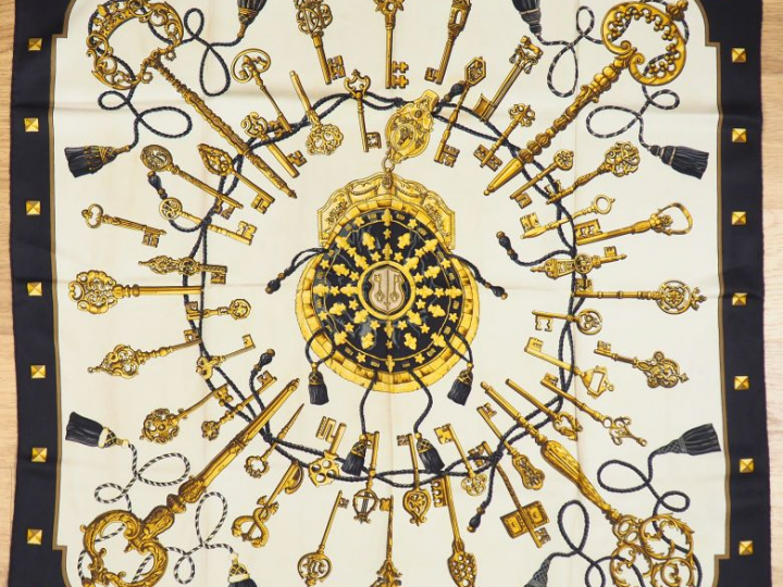 HERMES Carré en soie "Les Clefs", dans sa boîte. Carré sans étiquette.