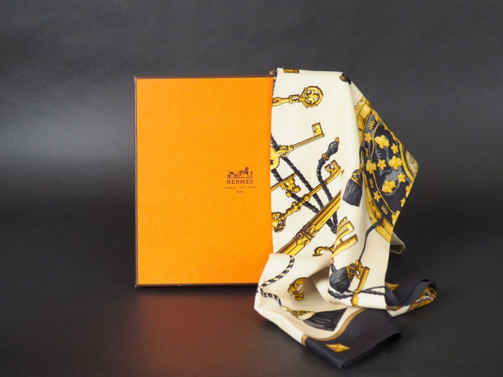 HERMES Carré en soie "Les Clefs", dans sa boîte. Carré sans étiquette.