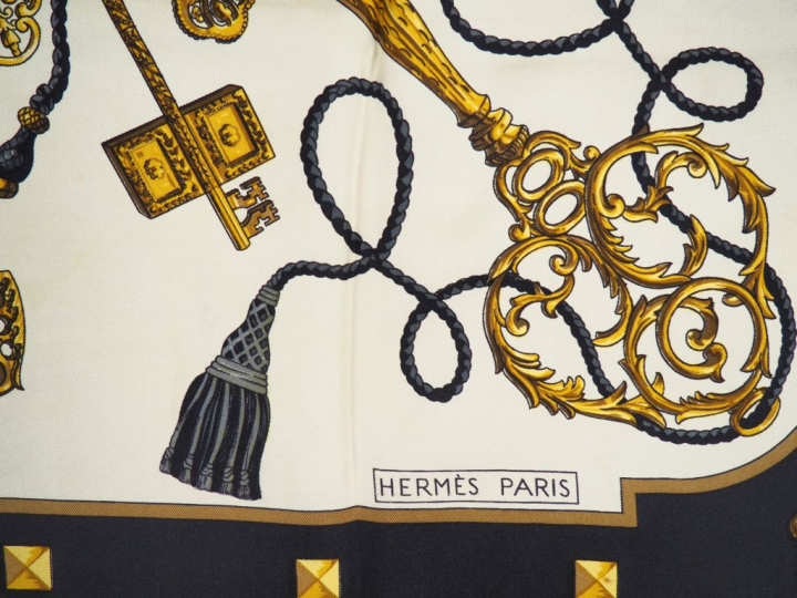 HERMES Carré en soie "Les Clefs", dans sa boîte. Carré sans étiquette.