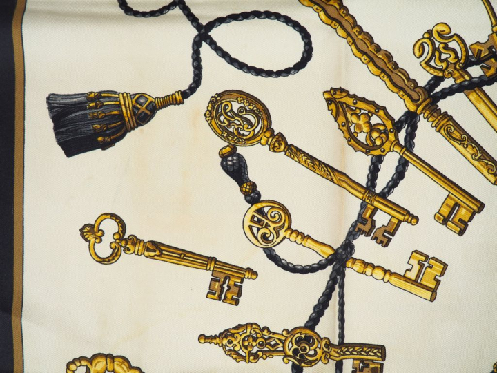 HERMES Carré en soie "Les Clefs", dans sa boîte. Carré sans étiquette.