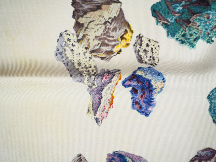 HERMES Carré en soie "Les Minéraux", dans sa boîte. Carré sans étiquet