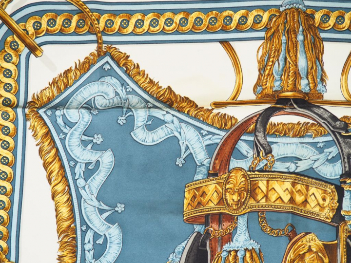 HERMES Carré en soie "Bride de Cour". Signé F. de la Perrière. Carré s