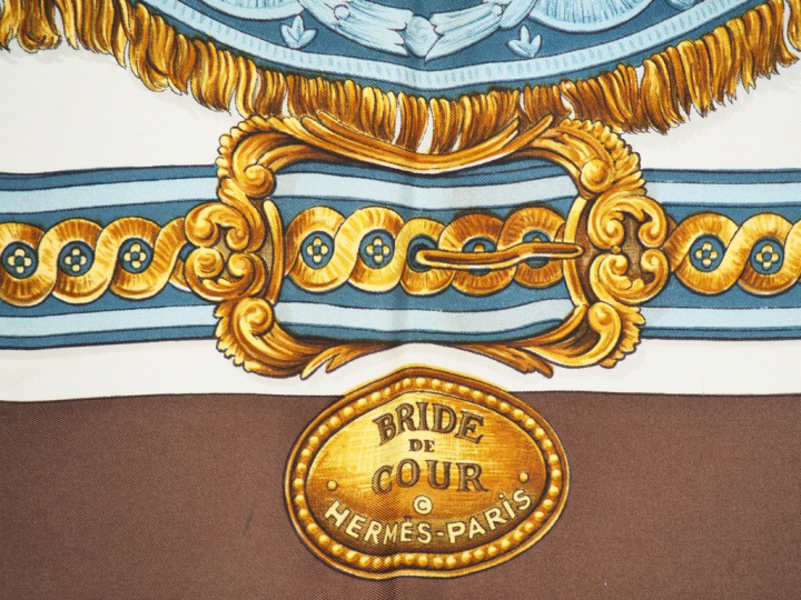 HERMES Carré en soie "Bride de Cour". Signé F. de la Perrière. Carré s