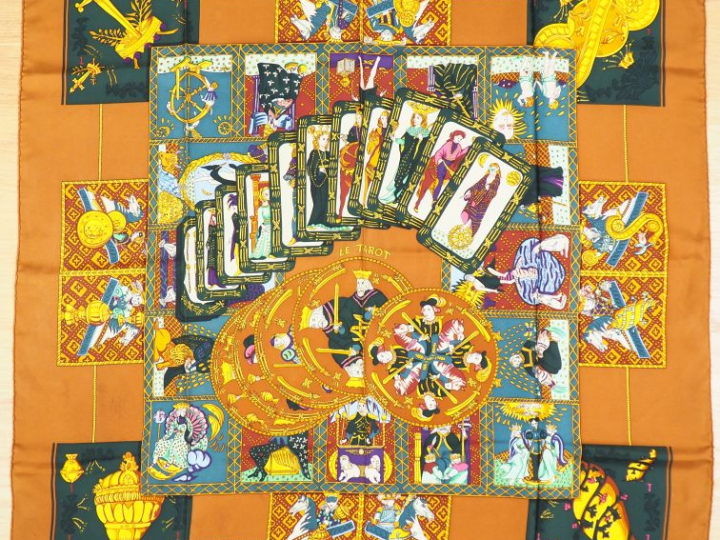 HERMES Carré en soie "Le Tarot". (Quelques taches).