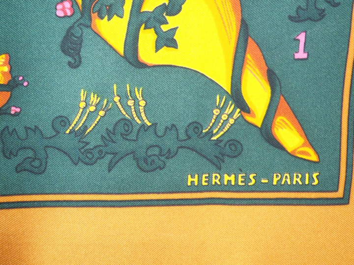 HERMES Carré en soie "Le Tarot". (Quelques taches).