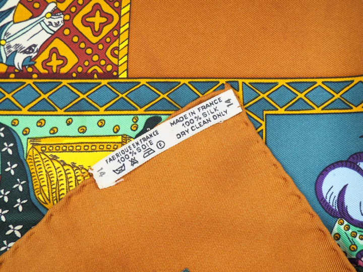 HERMES Carré en soie "Le Tarot". (Quelques taches).