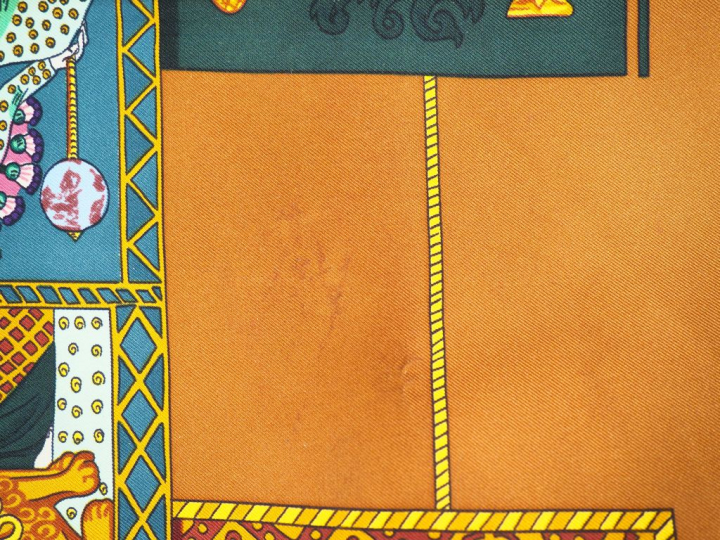 HERMES Carré en soie "Le Tarot". (Quelques taches).