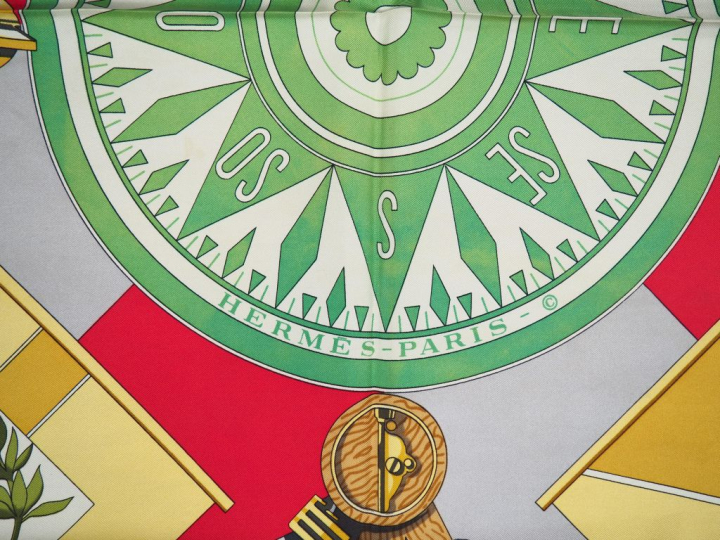 HERMES Carré en soie "Sextants".  Carré sans étiquette. (Quelques tach