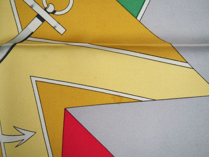 HERMES Carré en soie "Sextants".  Carré sans étiquette. (Quelques tach