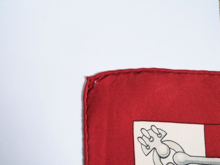 HERMES Carré en soie "Cliquetis". Carré sans étiquette. (Un petit trou