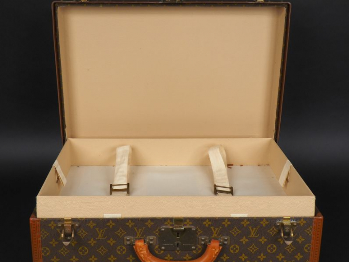 LOUIS VUITTON Valise Alzer Loziné. Modèle rigide avec toile monogrammé