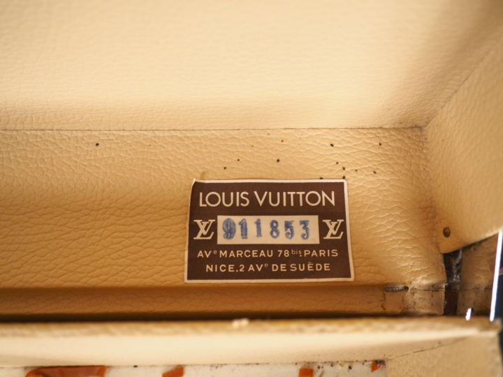 LOUIS VUITTON Valise Alzer Loziné. Modèle rigide avec toile monogrammé