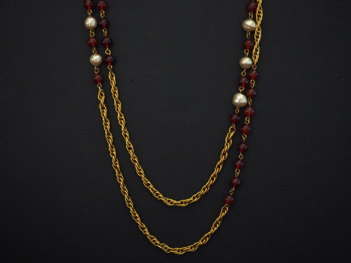 CHANEL  Sautoir en métal doré, maille tressée, agrémentée de perles d’