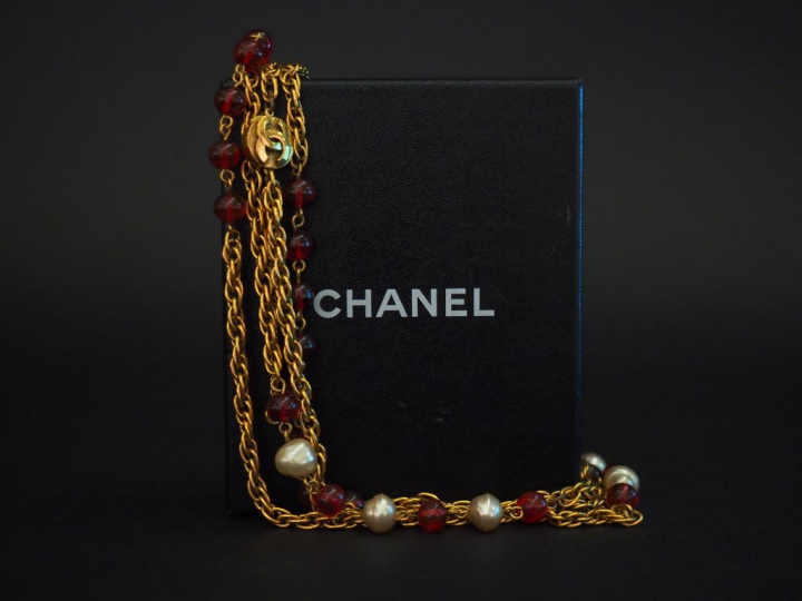 CHANEL  Sautoir en métal doré, maille tressée, agrémentée de perles d’