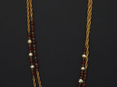 CHANEL  Sautoir en métal doré, maille tressée, agrémentée de perles d’