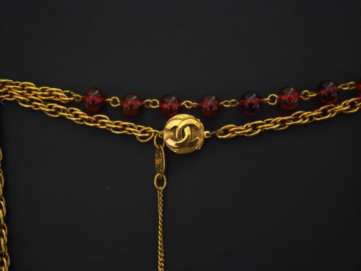 CHANEL  Sautoir en métal doré, maille tressée, agrémentée de perles d’