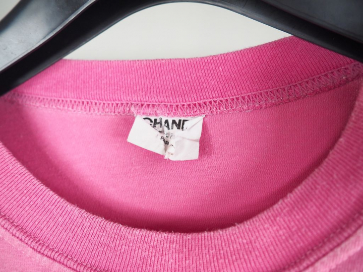 CHANEL  Robe T-shirt rose en coton, à décor de monogramme. (étiquette 