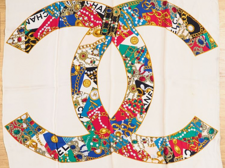 CHANEL Foulard en soie, couleur crème, à décor de monogramme. (Quelque