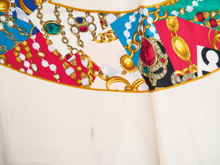 CHANEL Foulard en soie, couleur crème, à décor de monogramme. (Quelque