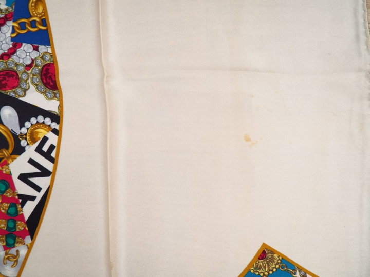 CHANEL Foulard en soie, couleur crème, à décor de monogramme. (Quelque