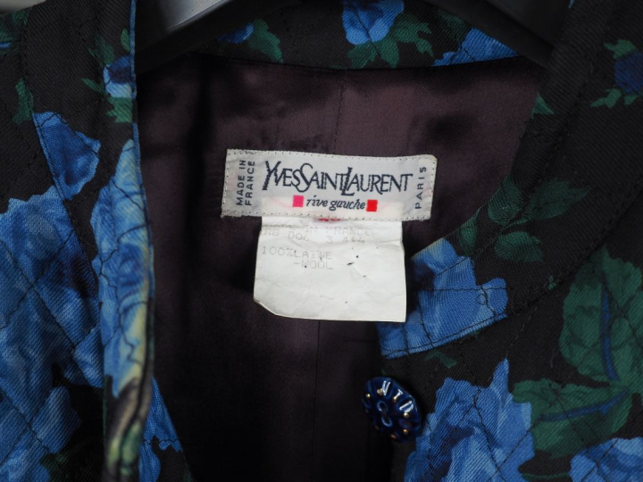 YVES SAINT LAURENT  Veste à col rond, à décor de roses bleues sur fond