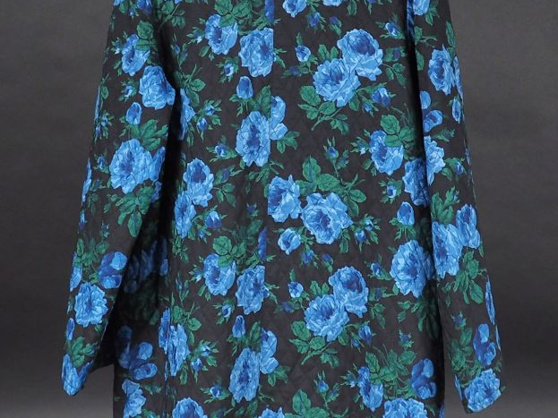 YVES SAINT LAURENT  Veste à col rond, à décor de roses bleues sur fond