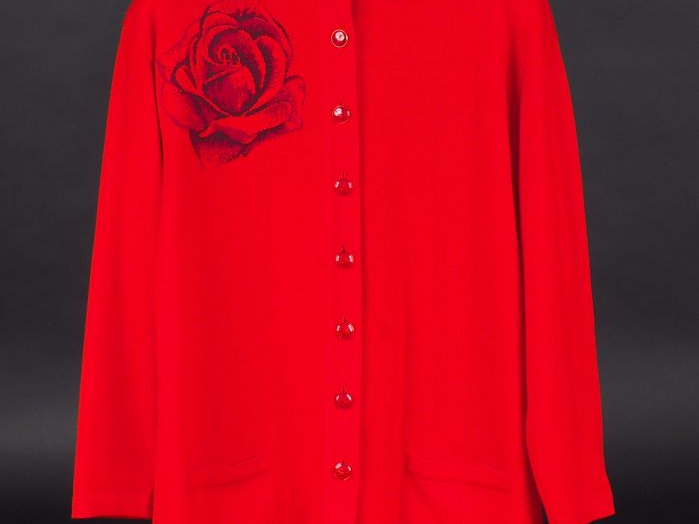 ESCADA by Margaretha Ley.  Cardigan rouge à col, en laine vierge, à dé