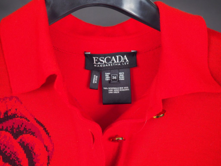 ESCADA by Margaretha Ley.  Cardigan rouge à col, en laine vierge, à dé