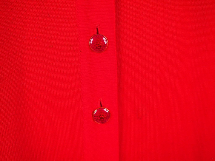 ESCADA by Margaretha Ley.  Cardigan rouge à col, en laine vierge, à dé