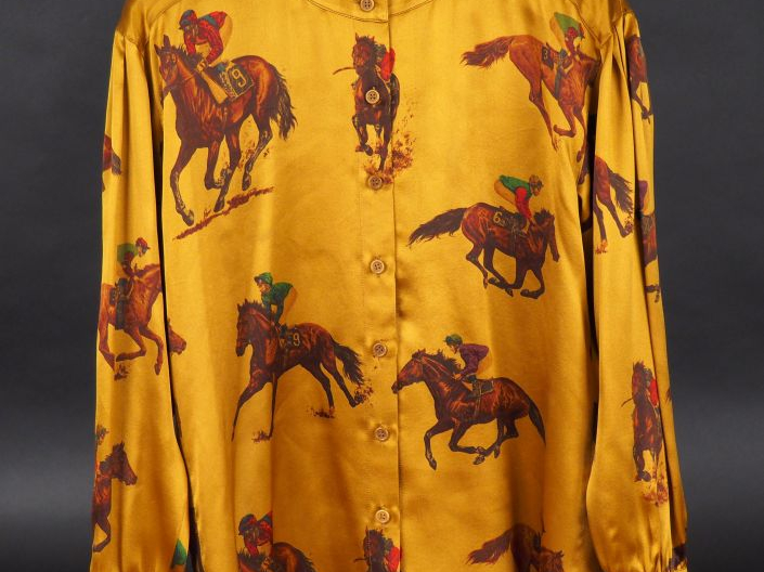 ESCADA by Margaretha Ley.  Chemise à col rond, en soie, à décor de joc