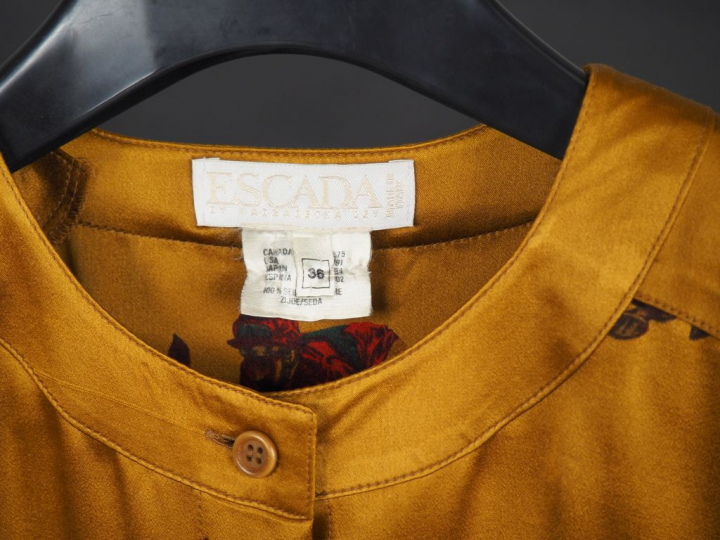 ESCADA by Margaretha Ley.  Chemise à col rond, en soie, à décor de joc