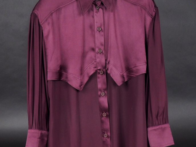 ESCADA by Margaretha Ley.  Chemise en soie de couleur prune.  Fermetur
