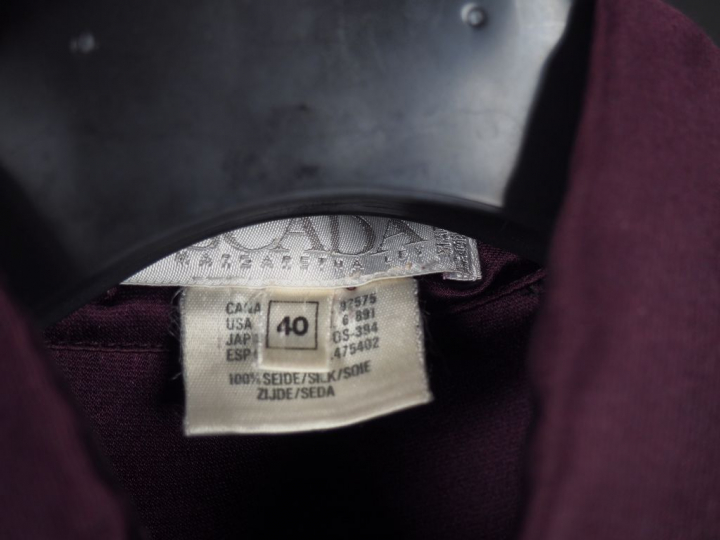 ESCADA by Margaretha Ley.  Chemise en soie de couleur prune.  Fermetur