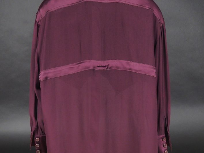 ESCADA by Margaretha Ley.  Chemise en soie de couleur prune.  Fermetur